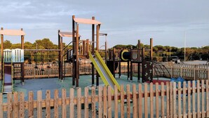 Children’s area - Studio Nautica XII: Magical View of the Pond & Mountains - All-Inclusive (Le Barcarès)