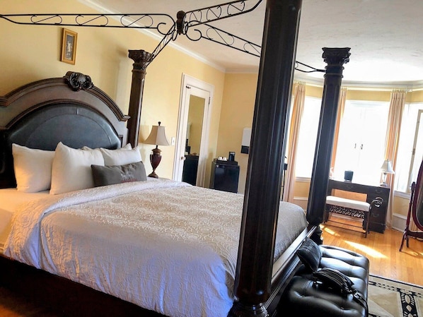 Iron/ironing board, free WiFi, bed sheets