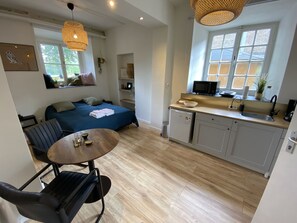 1 bedroom, Internet - Modern Studio 3 in Historic Abbey (Cadier en Keer)