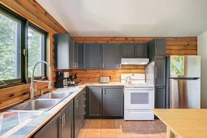Fridge, microwave, oven, stovetop - Comfort & Nature with Sauna & Spa | Karibu (Notre-Dame-de-la-Merci)