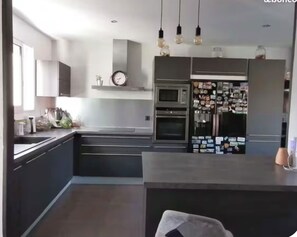 Private kitchen - Villa for 11 persons / pool / family / friends / seminar (Saint-Laurent-de-Mure)