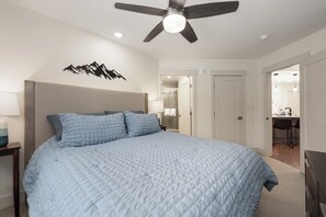 3 bedrooms, travel cot, Internet, bed sheets - Luxury 1 bedroom, downtown, private deck & firepit (Winter Park)