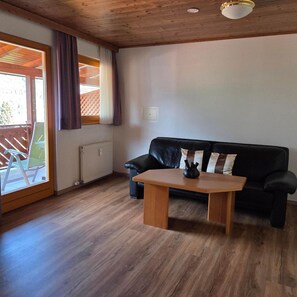 TV - Stylish Apartment by Lake Ossiach (Ossiach)