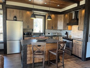 Fridge, microwave, oven, stovetop - Peacful 3-bedroom cabin in Pigeon Forge with Mountain View, Hot Tub, Fire Pit (Sevierville)