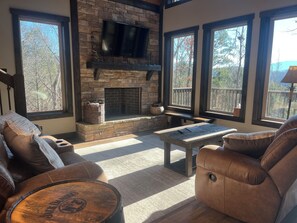 Smart TV, fireplace, DVD player - Peacful 3-bedroom cabin in Pigeon Forge with Mountain View, Hot Tub, Fire Pit (Sevierville)