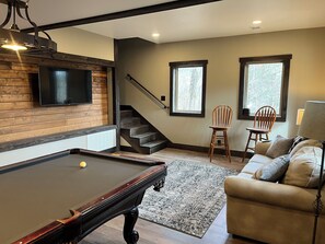 Smart TV, fireplace, DVD player - Peacful 3-bedroom cabin in Pigeon Forge with Mountain View, Hot Tub, Fire Pit (Sevierville)