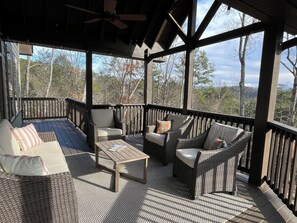 Property grounds - Peacful 3-bedroom cabin in Pigeon Forge with Mountain View, Hot Tub, Fire Pit (Sevierville)