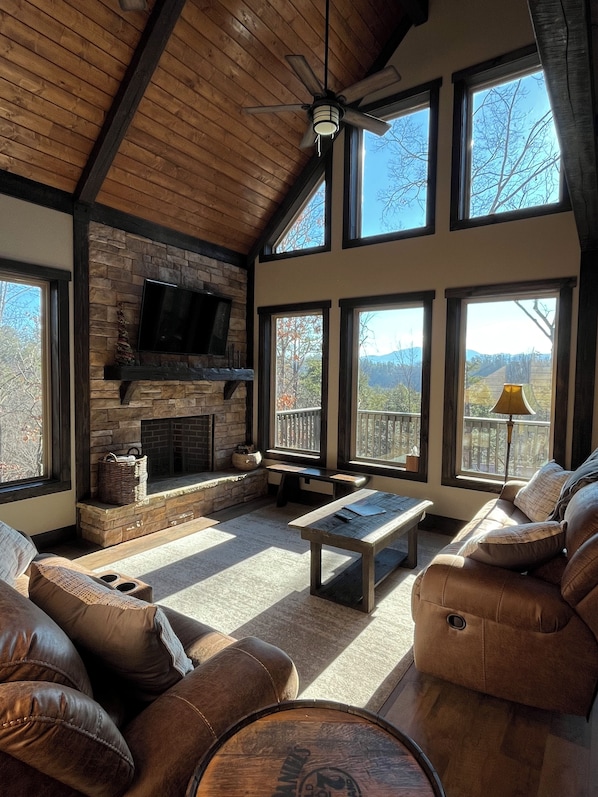 Smart TV, fireplace, DVD player - Peacful 3-bedroom cabin in Pigeon Forge with Mountain View, Hot Tub, Fire Pit (Sevierville)