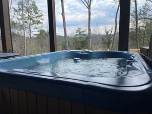 Outdoor spa tub - Peacful 3-bedroom cabin in Pigeon Forge with Mountain View, Hot Tub, Fire Pit (Sevierville)