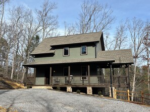 Exterior - Peacful 3-bedroom cabin in Pigeon Forge with Mountain View, Hot Tub, Fire Pit (Sevierville)