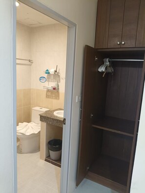 Comfort Double or Twin Room | Bathroom | Shower, free toiletries, hair dryer, towels - HuaLaiDe Hotel (Kathu)