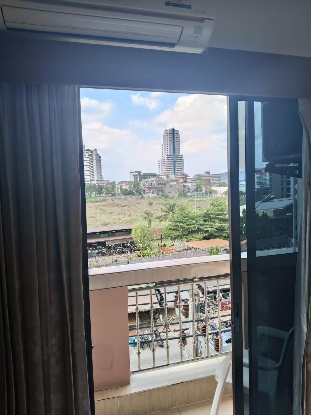 Laptop workspace, free WiFi