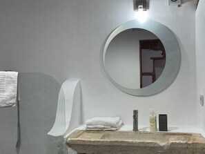 Ducha, secador de pelo, toallas y jabón