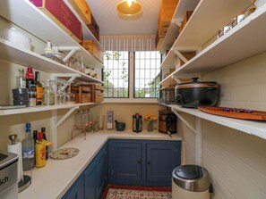 Dishwasher, cookware/dishes/utensils - White House (Chipping Campden)