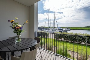 Outdoor dining - Luxury apartment in recidence marina uithaven 1C (Kamperland)