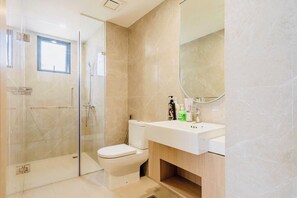 Doccia, asciugacapelli, bidet, asciugamani