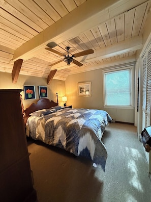 Tabla de planchar con plancha, wifi gratis y ropa de cama 