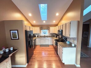 Fridge, microwave, oven, stovetop - C-114  Discounted Concert Packages!  Four Bs on Beech Mountain (Beech Mountain)