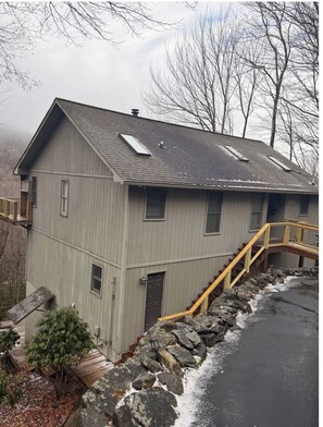 Exterior - C-114  Four Bs on Beech Mountain  Large home with views & game room (Beech Mountain)