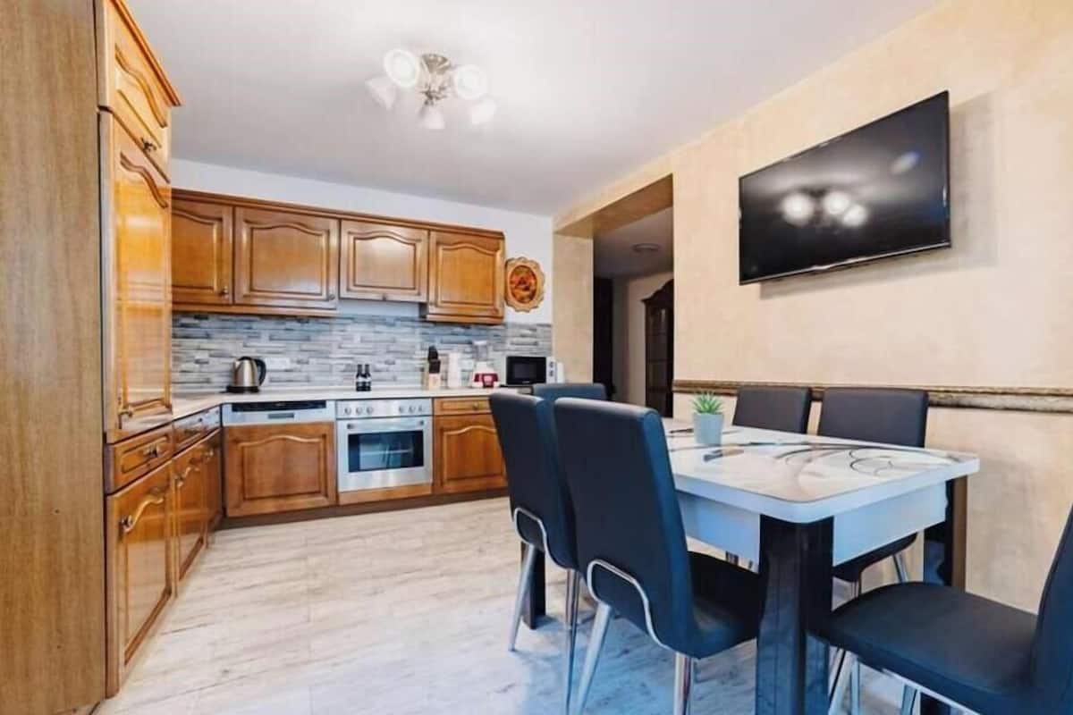 Deluxe-Apartment, Terrasse, Blick auf den Innenhof | Wohnbereich