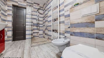 Apartamento Deluxe, patio, vistas al patio | Baño | Zapatillas