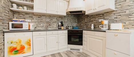 Superior appartement, terras, op benedenverdieping | Privékeuken | Een kinderstoel