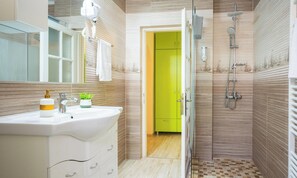 Apartamento conforto, varanda, vista para o pátio | Banheiro | Chinelos 