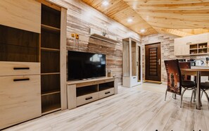Apartemen Tradisional, patio, pemandangan kota | Area keluarga | TV layar datar