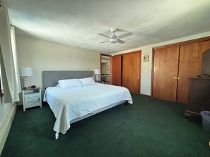 3 bedrooms, desk, travel crib, free WiFi - Spacious Second Floor Apartment with Balcony, Sleeps 5 (Bristol)