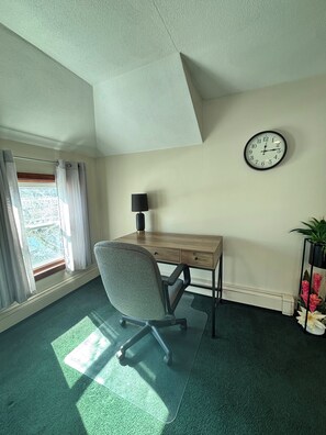 Interior - Spacious Second Floor Apartment with Balcony, Sleeps 5 (Bristol)