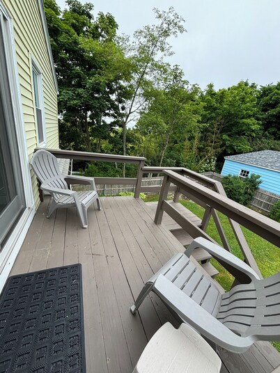 Spacious Second Floor Apartment with Balcony, Sleeps 5