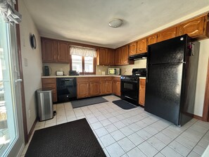 雪櫃、微波爐、焗爐、爐具