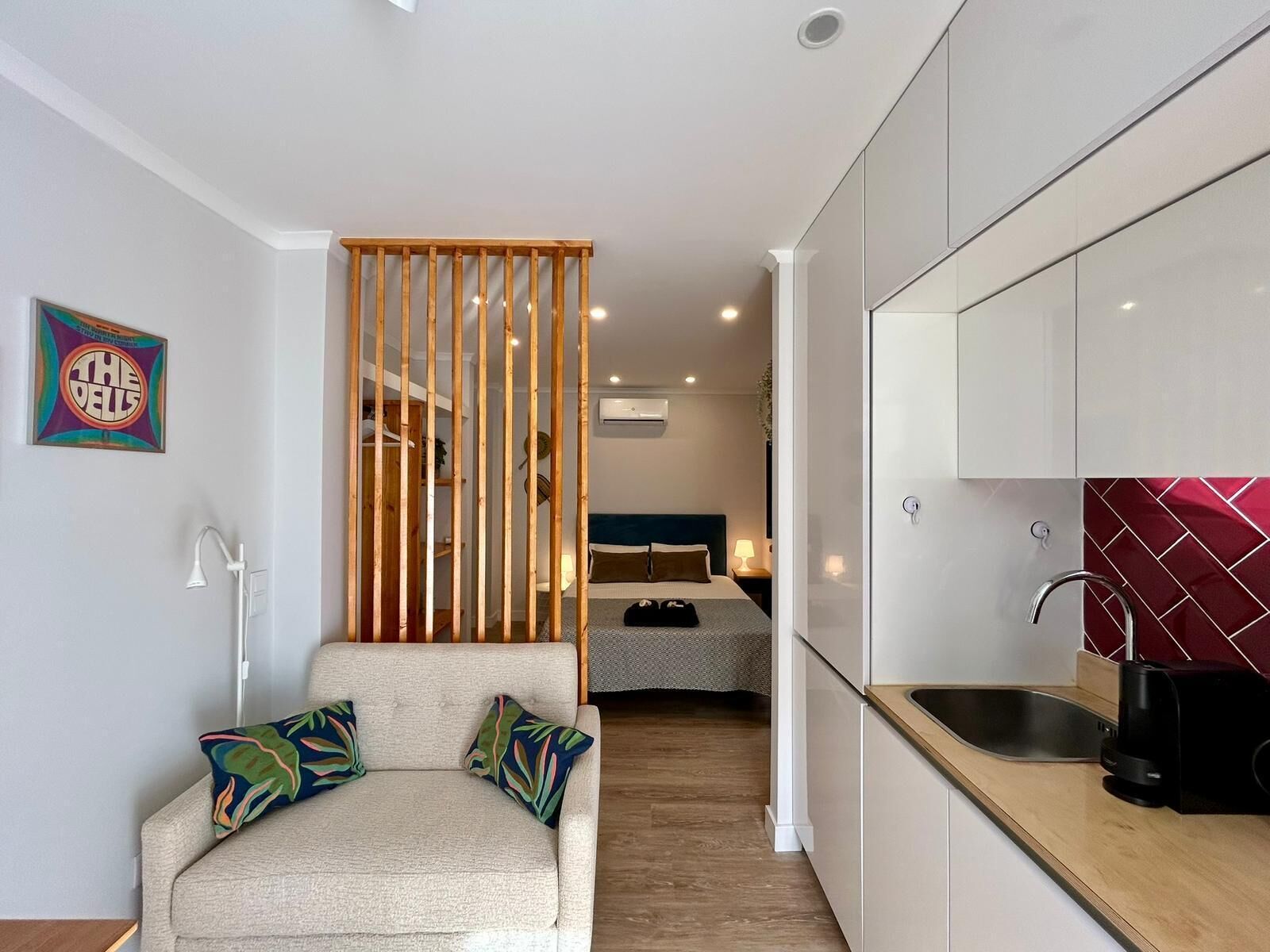 Silitysrauta/-lauta, Wi-Fi, vuodevaatteet