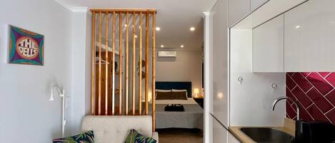 Tabla de planchar con plancha, wifi, ropa de cama