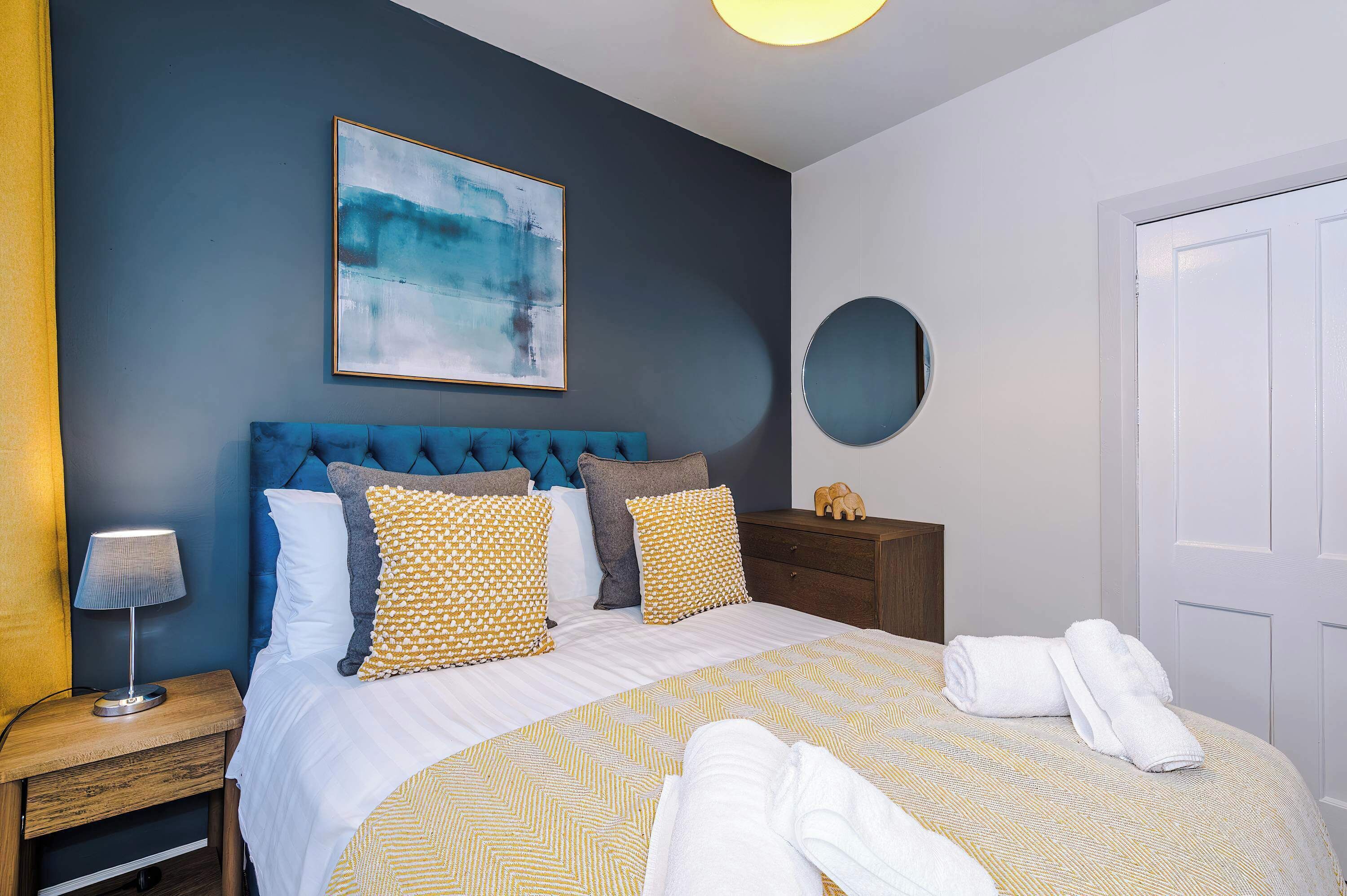 Desk, iron/ironing board, WiFi, bed sheets