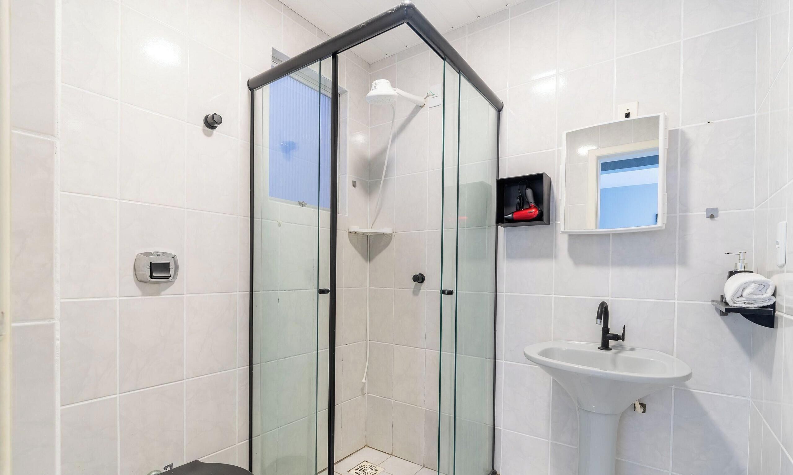 Basic Apartment | Bathroom | Shower