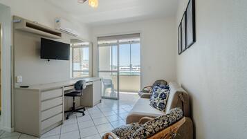 Eenvoudig appartement | Woonruimte | Een 32-inch smart-tv met digitale zenders