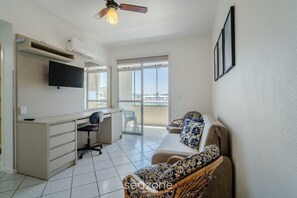 Eenvoudig appartement | Woonruimte | Een 32-inch smart-tv met digitale zenders