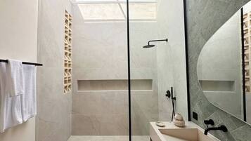 Shower, hair dryer, bidet, towels