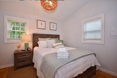 Cozy coastal cottage in Padanaram Village