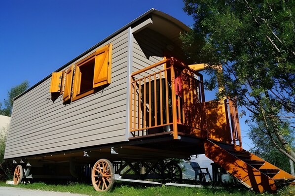 Exterior - Mobile Home 'Roulotte Chamois' with Mountain View and Shared Terrace (Saint-Sorlin-d'Arves)