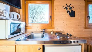 Frigorífico, microondas, placa de cocina y trona infantil