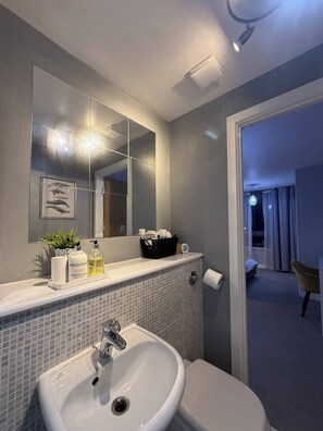 Apartment, 2 Bedrooms, Accessible, Balcony | Bathroom - 2bed Flat 5 Mins From New Street Free Parking (Birmingham)
