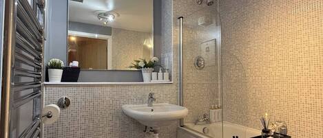 Apartment, 2 Bedrooms, Accessible, Balcony | Bathroom | Toilet paper