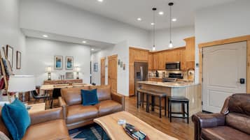 Televisión y chimenea