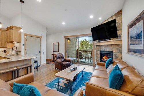 Cozy Mountain-View Condo By The River