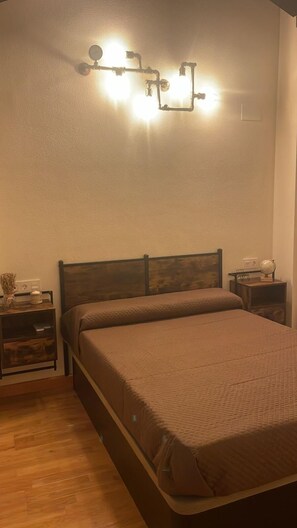 Habitación estándar con 1 cama doble o 2 individuales, vistas al jardín | Tabla de planchar con plancha y wifi gratis