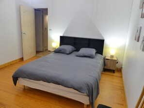 Tabla de planchar con plancha y ropa de cama