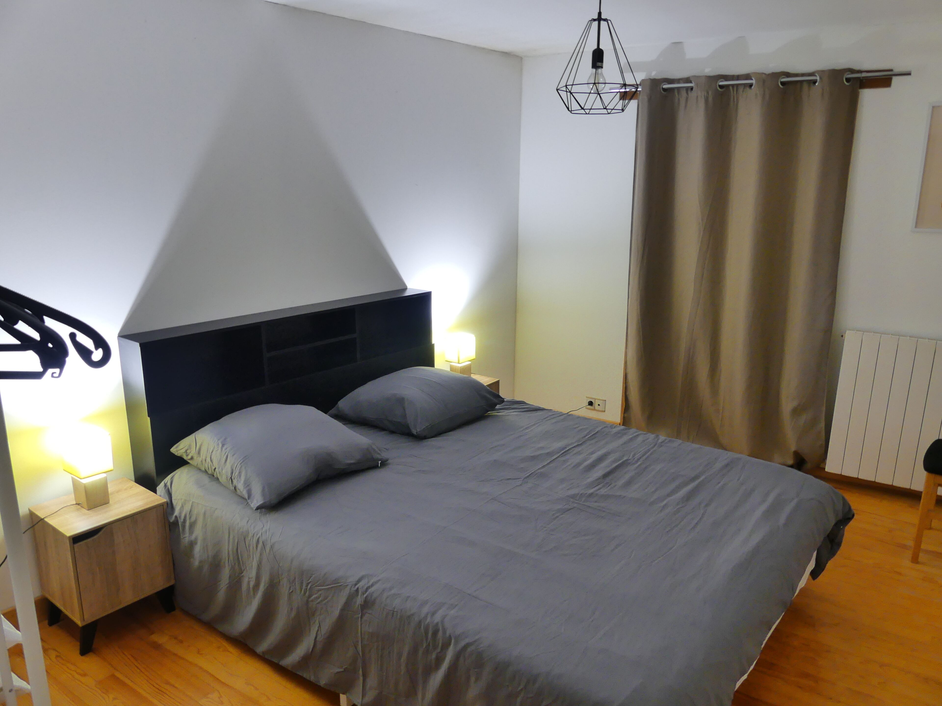 Iron/ironing board, bed sheets