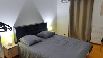 Iron/ironing board, bed sheets